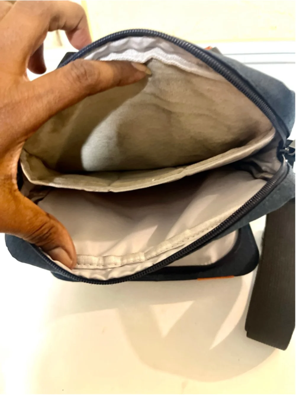 MoKo 9-11 Inch Tablet Sleeve Bag with a removable shoulder strap unisex